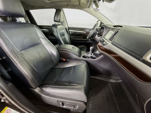 Used 2019 Toyota Highlander XLE AWD/4WD image 29