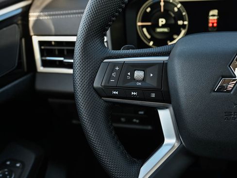 New 2025 Mitsubishi Outlander SE image 21