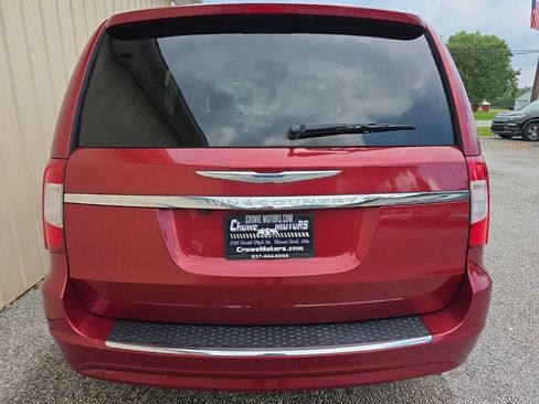 Used 2014 Chrysler Town & Country Touring-L w/ Driver Convenience Group FWD image 8