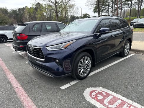 Used 2025 Toyota Highlander Platinum image 5