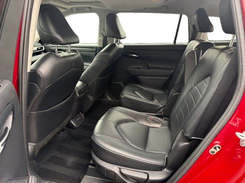 Used 2021 Toyota Highlander XLE image 16