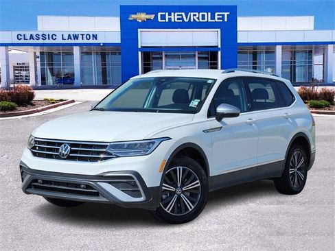 Used 2024 Volkswagen Tiguan SE image 1