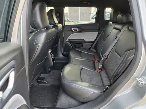 Used 2023 Jeep Compass Latitude w/ Mopar Graphics Package image 27