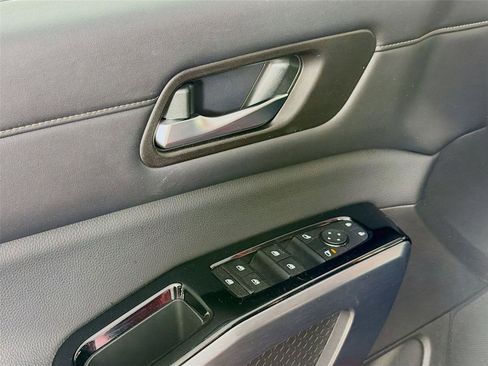 Used 2023 Nissan Pathfinder SL w/ Black Appearance Package image 18