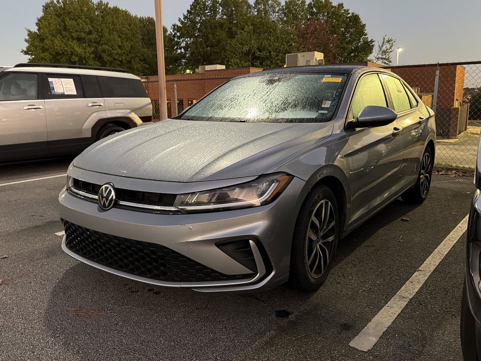 Used 2025 Volkswagen Jetta SE FWD image 1