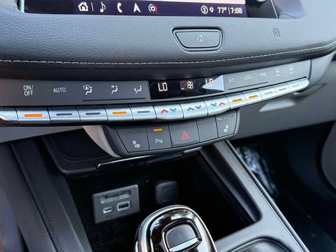 Used 2021 Cadillac XT4 Luxury w/ Cold Weather Package AWD/4WD image 28