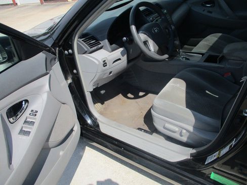 Used 2010 Toyota Camry LE FWD image 23