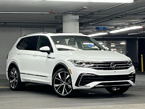 Used 2022 Volkswagen Tiguan SEL R-Line image 2