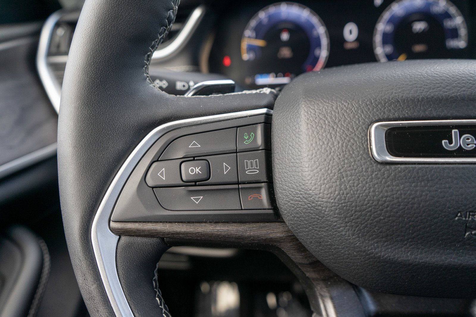Used 2023 Jeep Grand Cherokee Limited w/ Luxury Tech Group II AWD/4WD image 25