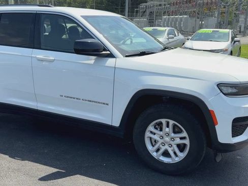 Used 2023 Jeep Grand Cherokee Laredo RWD image 2