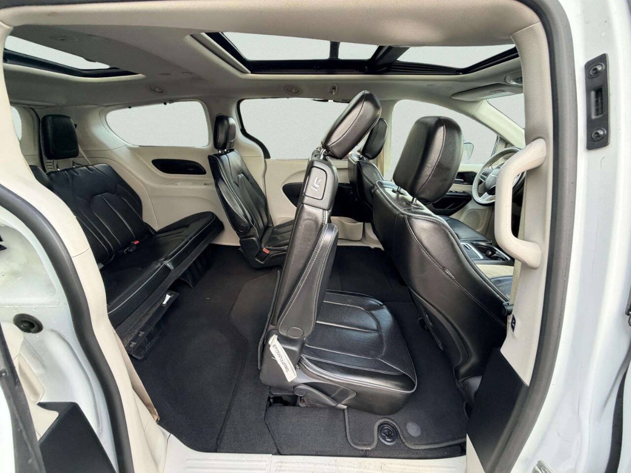 Used 2020 Chrysler Pacifica Limited FWD image 30