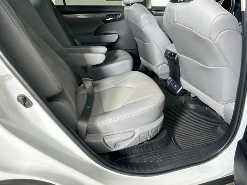 Used 2022 Toyota Highlander Limited FWD image 17