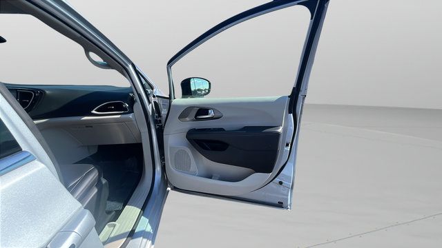 Used 2024 Chrysler Pacifica Touring-L FWD image 27