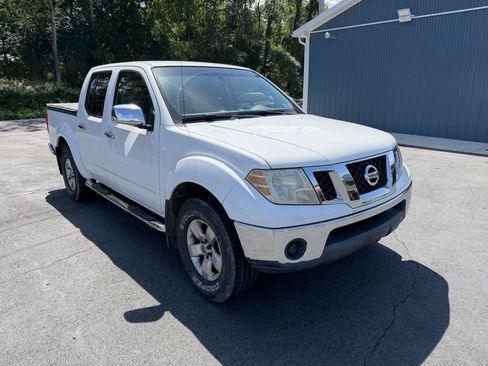 Used 2009 Nissan Frontier SE w/ SE Value Truck Pkg AWD/4WD image 2