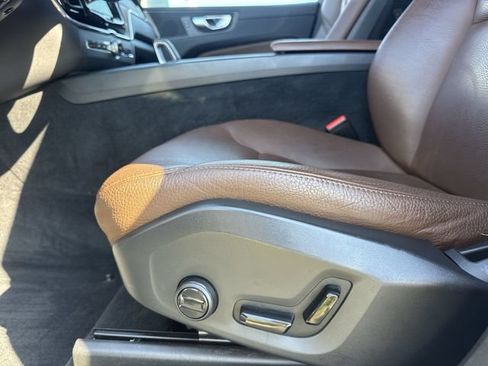 Used 2022 Volvo XC60 B5 Momentum w/ Protection Package Premier FWD image 12