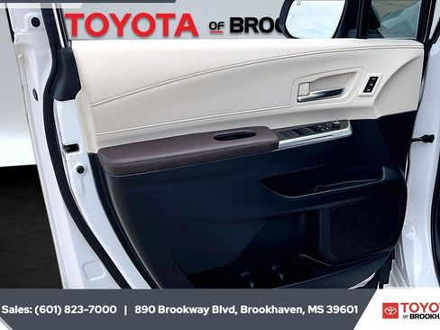 Used 2024 Toyota Sienna Platinum AWD/4WD image 19
