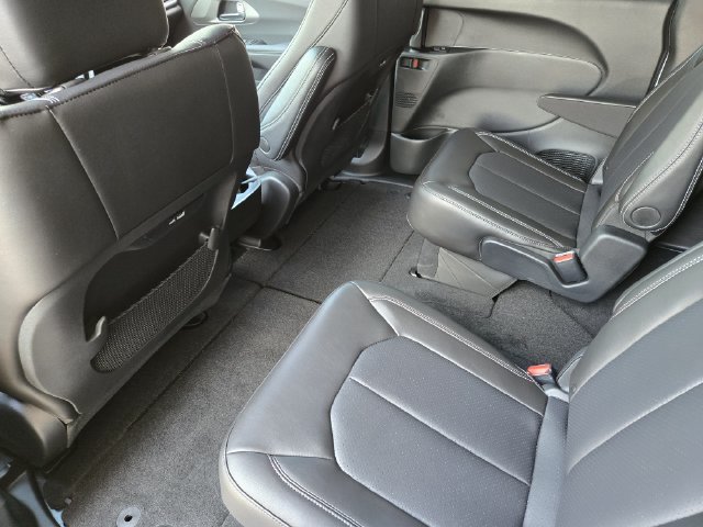 New 2027 Chrysler Pacifica Select FWD image 19