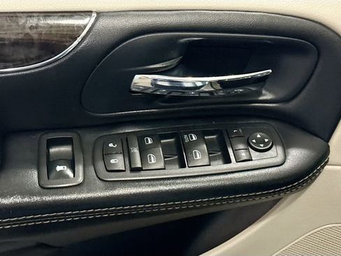 Used 2016 Chrysler Town & Country Touring w/ Driver Convenience Group image 18