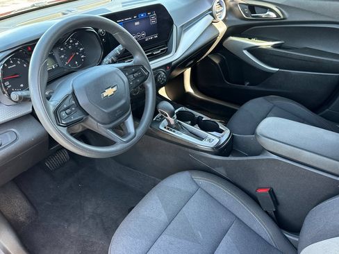 Used 2024 Chevrolet Trax LS w/ LS Convenience Package FWD image 11
