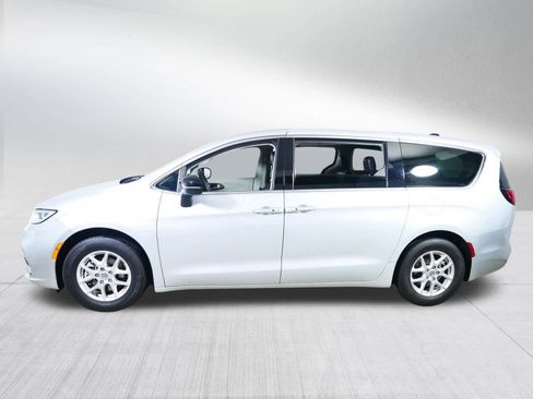 Used 2024 Chrysler Pacifica Touring-L FWD image 4