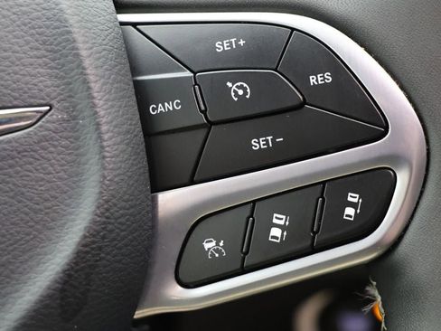 Used 2025 Chrysler Pacifica Select FWD image 19