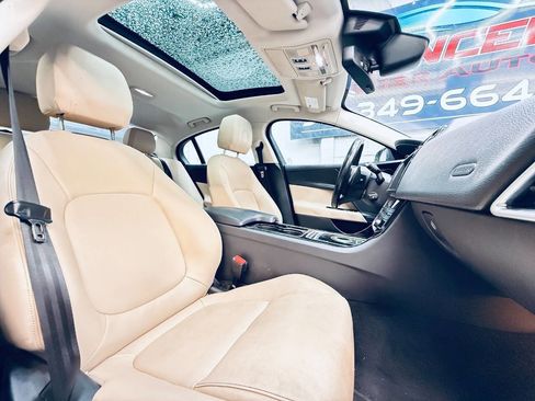 Used 2017 Jaguar XE Premium image 4