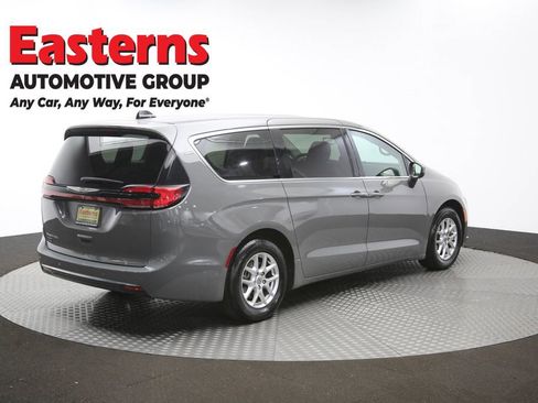Used 2023 Chrysler Pacifica Touring-L FWD image 41