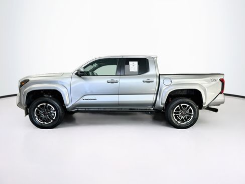 Used 2025 Toyota Tacoma TRD Sport w/ TRD Sport Upgrade Package AWD/4WD image 4