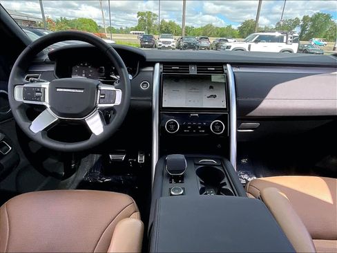 Used 2025 Land Rover Discovery Dynamic SE AWD/4WD image 17