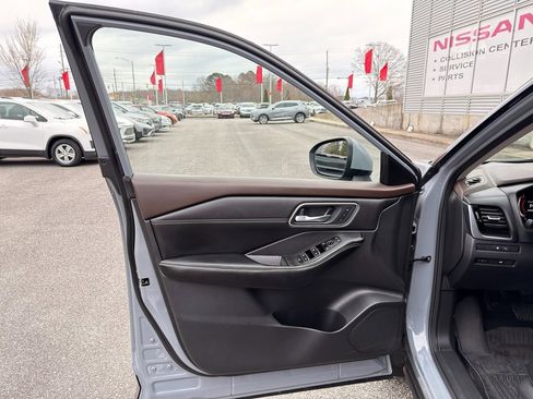 Used 2022 Nissan Rogue Platinum w/ Head-Up Display Package image 9