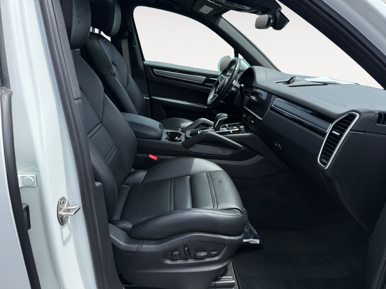Used 2022 Porsche Cayenne AWD/4WD image 19