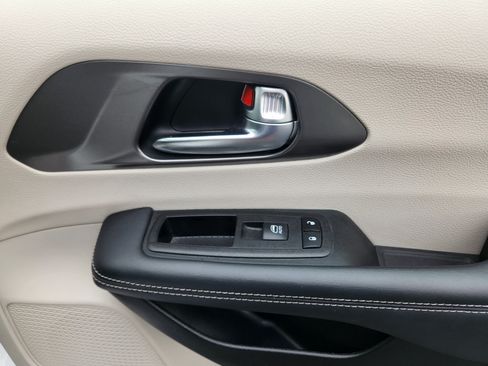 Used 2023 Chrysler Pacifica Touring-L FWD image 49