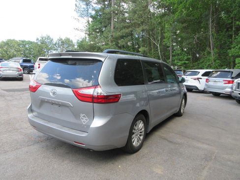 Used 2017 Toyota Sienna XLE image 5