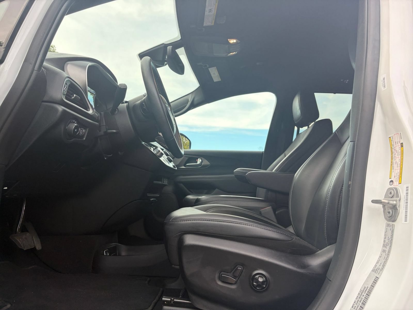 Used 2025 Chrysler Pacifica Select FWD image 28