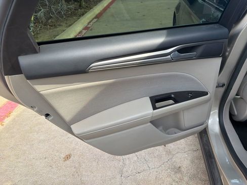 Used 2017 Ford Fusion SE w/ Fusion SE Technology Package image 11