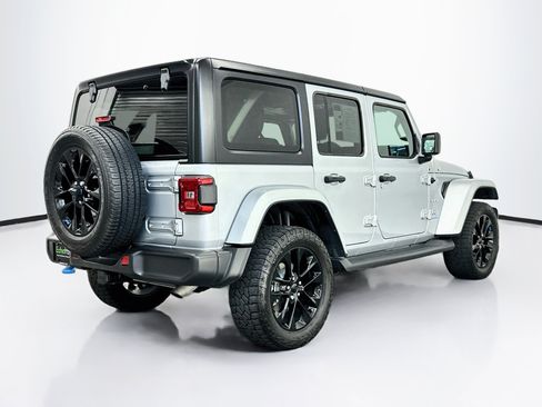 Used 2023 Jeep Wrangler Unlimited Sahara w/ Cold Weather Group AWD/4WD image 9