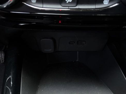 Used 2025 Chevrolet Trax LT w/ LT Convenience Package FWD image 23