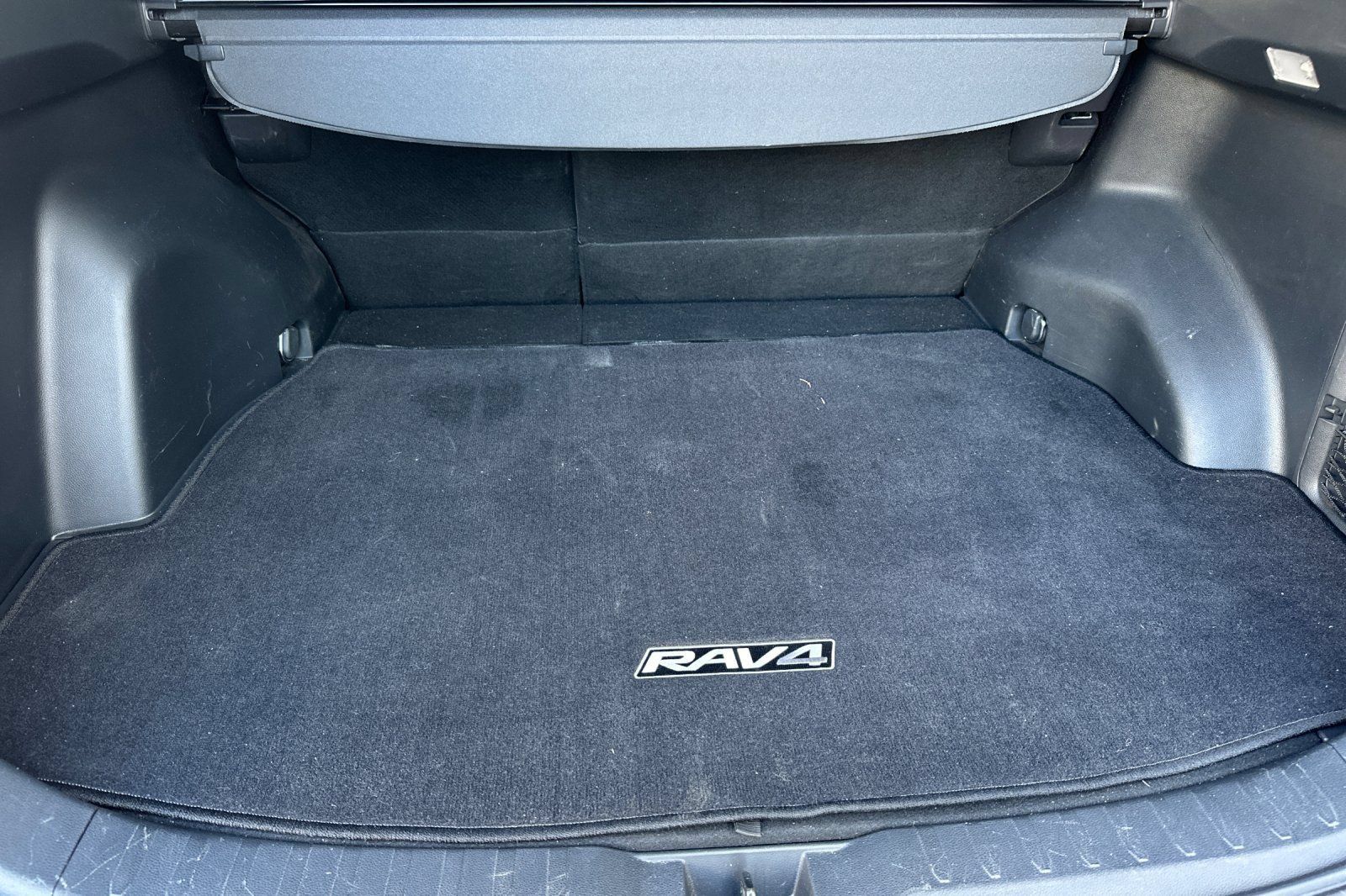 Used 2019 Toyota RAV4 XSE w/ Carpet Mat Package AWD/4WD image 17