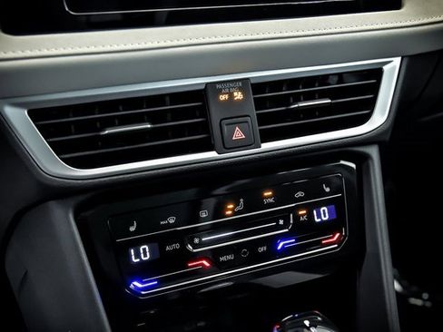 Certified 2025 Volkswagen Taos SE w/ Panoramic Sunroof Package image 15