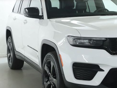 Used 2023 Jeep Grand Cherokee Altitude AWD/4WD image 8