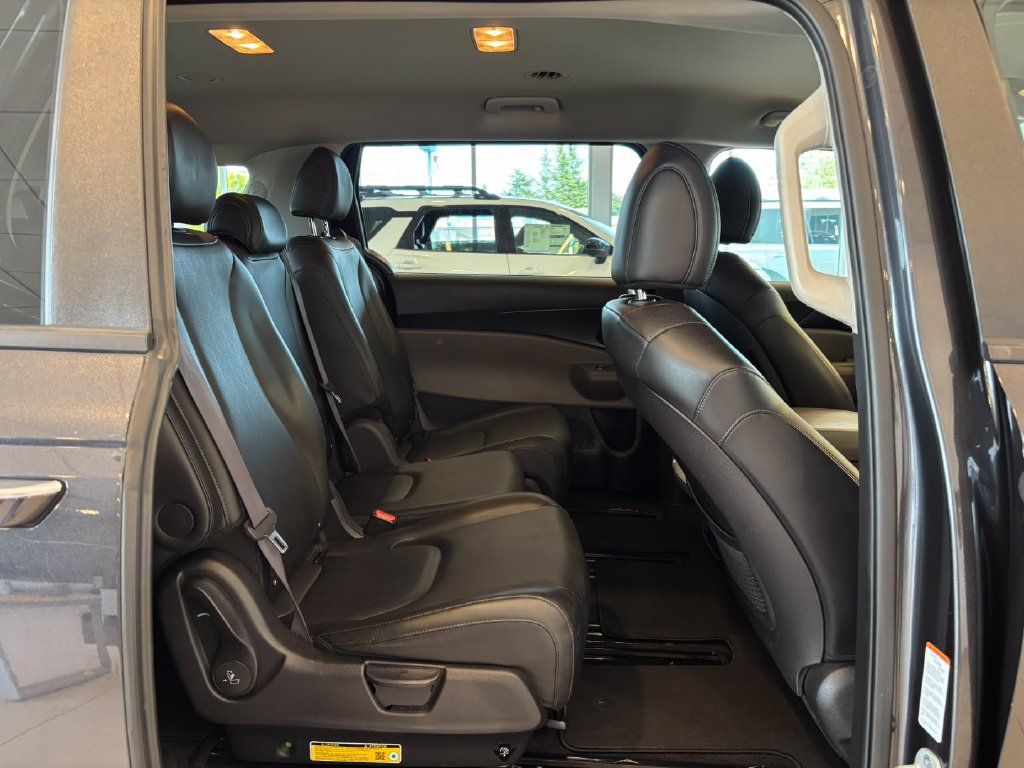 Used 2025 Kia Carnival FWD image 26