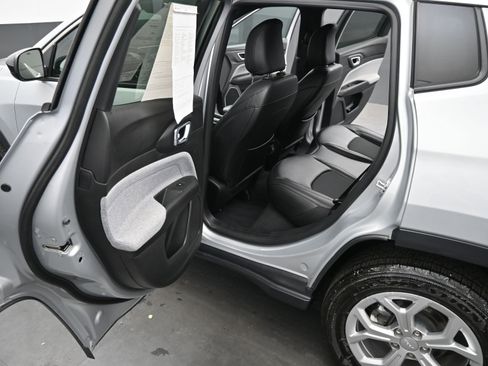 Used 2024 Jeep Compass Latitude image 13