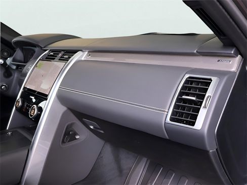 Used 2025 Land Rover Discovery Metropolitan Edition image 22