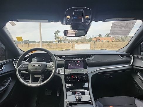 Certified 2023 Jeep Grand Cherokee Altitude image 3