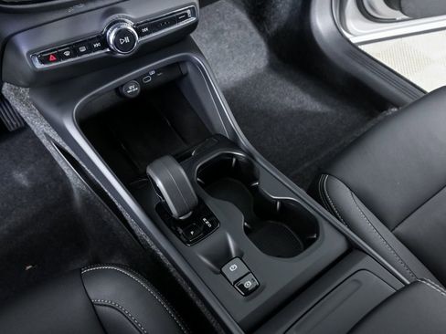 Certified 2025 Volvo XC40 B5 Core image 18