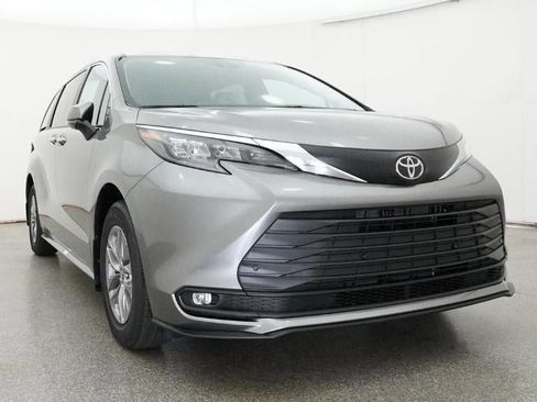 New 2026 Toyota Sienna XLE image 30