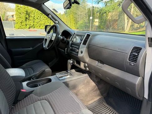 Used 2015 Nissan Frontier SV image 7