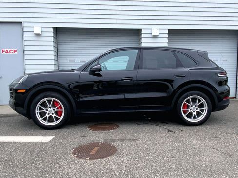 Used 2024 Porsche Cayenne S AWD/4WD image 2