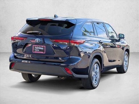 Used 2025 Toyota Highlander LE image 5