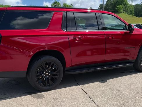 Used 2024 Chevrolet Suburban RST w/ Luxury Package RWD image 4
